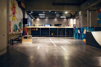 パーク内フラットスペース - DIORAMA Skate Lounge ラウンジ付きスケートパーク貸切の室内の写真