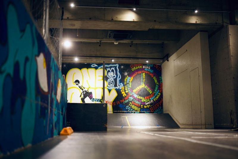 パーク内フラットスペース - DIORAMA Skate Lounge ラウンジ付きスケートパーク貸切の室内の写真