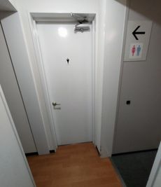 男子トイレ - 国際医療三田病院、済生会中央病院、東京タワーそば・スペース 済生会中央病院、国際医療三田病院そば、教室、ミーティングスペースの室内の写真