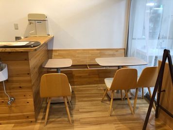 6人掛けテーブル - スタジオカフェ クリエイターズ・カフェ（コワーキングスペース）の室内の写真