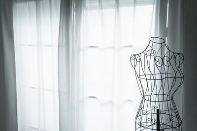 自然光も使える窓 - 大森駅徒歩4分 【十字架｜花壁】薔薇の壁で撮影できるハンドメイドスタジオの室内の写真