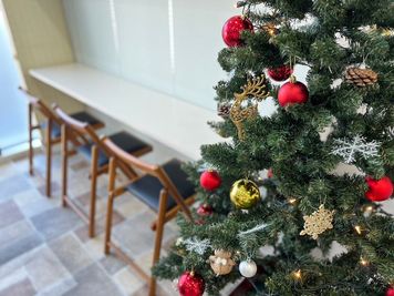 12月中はクリスマスツリーを飾っています☆ - Habitat芦屋 Habitat芦屋 ミーティングスペース（貸切）の室内の写真