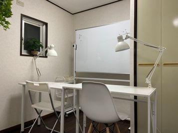 ホワイトボードあり⭐️個人塾・個人レッスン・セミナー等にもご利用下さい‼️ - レンタルスペース&サロン E-Lumi 京都 多目的に利用可能なレンタルスペース&サロン E-Lumi 京都の室内の写真