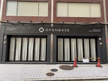 【外観】ガラス窓の装飾も可能 - OPENBASE SHIBUYA 1F OPENBASE SHIBUYA （オープンベース渋谷）の入口の写真