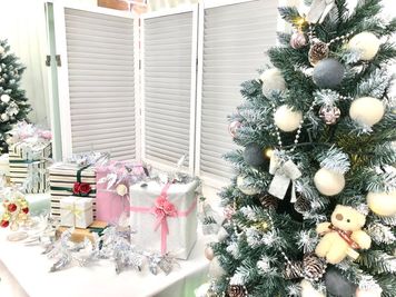 １２月からクリスマスツリー設置✨
推し活にも人気のお部屋です⭕ - レンタルスペース【RoomAoyama】 店舗1F貸しスペースの室内の写真
