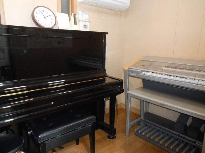 茨木センター アップライトピアノとヤマハエレクトーン　Room１の室内の写真
