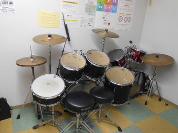 茨木センター アップライトピアノとエレクトーンとドラム　Room１０の室内の写真