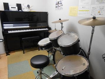 茨木センター アップライトピアノとエレクトーンとドラム　Room１０の室内の写真