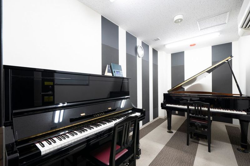 S2レッスン室 グランドピアノ・アップライトピアノ - ヤマハミュージックリテイリング博多センター ピアノ防音部屋 S2番教室の室内の写真