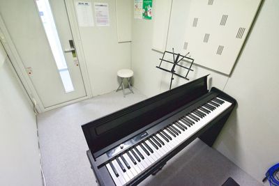 天神駅近、個人練習やレッスンに最適！シンプルな防音室スペース - studio SEVENTH 福岡天神