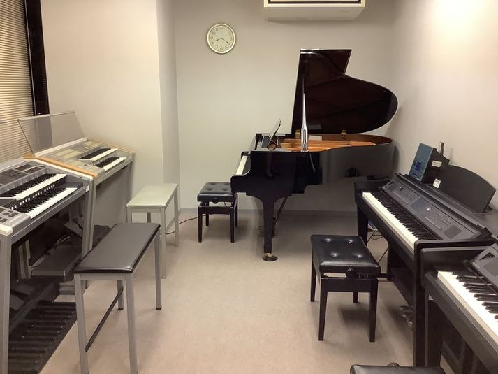 グランドピアノ、エレクトーン、クラビノーバをご利用いただけます。 - 天神センター グランドピアノ・エレクトーン・クラビノーバのレンタル部屋の室内の写真