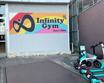 入り口シャッターが目印です！
LUUPご利用可能、駐輪場あり - InfinityGym 世田谷区砧のレッスンスタジオ・InfinityGymの入口の写真