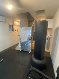 サンドバッグ・全身鏡 - 貸切レンタルジム武蔵小山(スミスマシン×サンドバッグ) 【駅徒歩２分/超高濃度水素水飲み放題】レンタルジムHBT武蔵小山の設備の写真