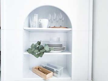 グラス、カトラリーなど食器棚に収納 - Ally(アリー)名古屋栄 Ally(アリー)名古屋栄💖栄＆矢場町5分、新築のキレイな内装の設備の写真