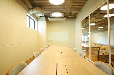ホワイトボード（壁掛け）完備！ - assemble長岡 ご利用可能人数1～10名◆　会議室〇(マル)の室内の写真
