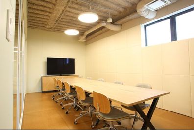 開放的で明るい環境！ - assemble長岡 ご利用可能人数1～10名◆　会議室〇(マル)の室内の写真
