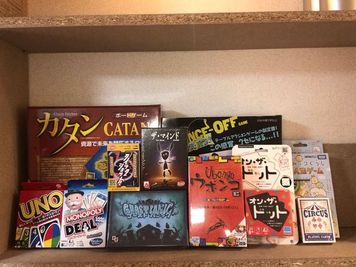 ボードゲーム、カードゲームを10種類以上取り揃えてあります。(使用料＝200円/1組につき) - 【遊び基地＆会議スペース】DECO新宿3丁目 1～2名プラン【新宿】繁華街ど真ん中❣基地や仕事に！設備充実！の室内の写真