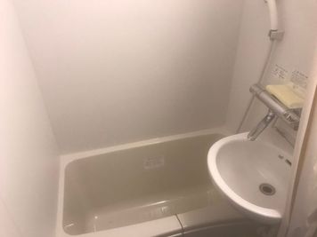 ワンルームの小マンションとしては少し大きめなので湯舟にも浸かれます。(使用料＝シャワー使用料として1名様あたり500円) - 【遊び基地＆会議スペース】DECO新宿3丁目 人数別🌈24h利用可(2名まで)⭕️繁華街ど真ん中❣設備充実！の室内の写真