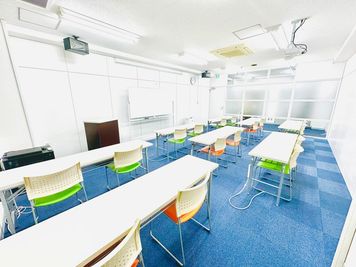 会議・研修・セミナーに／16名／プロジェクターあり - 貸し会議室・コワーキングスペース【まなクル江坂】