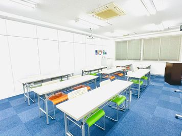 貸し会議室・コワーキングスペース【まなクル江坂】 小研修室（16名）の室内の写真