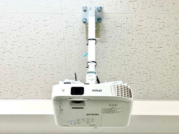 貸し会議室・コワーキングスペース【まなクル江坂】 小研修室（16名）の設備の写真