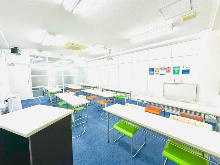 小研修室（16名） - 貸し会議室・コワーキングスペース【まなクル江坂】