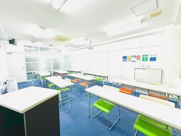 貸し会議室・コワーキングスペース【まなクル江坂】 小研修室（16名）の室内の写真