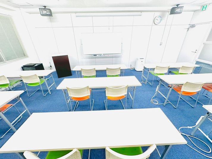 小研修室（16名） - 貸し会議室・コワーキングスペース【まなクル江坂】