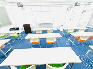貸し会議室・コワーキングスペース【まなクル江坂】 小研修室（16名）の室内の写真