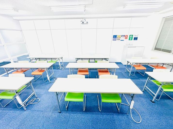 小研修室（16名） - 貸し会議室・コワーキングスペース【まなクル江坂】