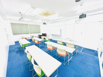 レンタルスペース　まなクル江坂 小研修室（16名）の室内の写真