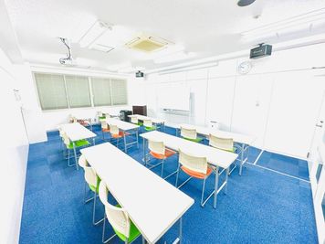 貸し会議室・コワーキングスペース【まなクル江坂】 小研修室（16名）の室内の写真
