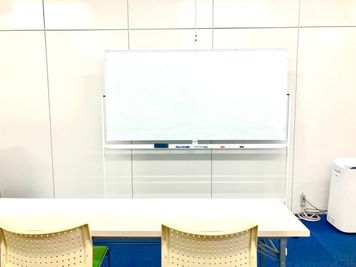 貸し会議室・コワーキングスペース【まなクル江坂】 小研修室（16名）の設備の写真