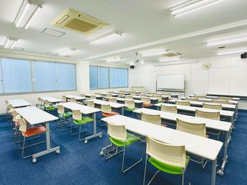 貸し会議室・コワーキングスペース【まなクル江坂】 貸し会議室ー大研修室（40名）【まなクル江坂】の室内の写真
