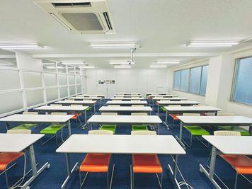 貸し会議室・コワーキングスペース【まなクル江坂】 貸し会議室ー大研修室（40名）【まなクル江坂】の室内の写真