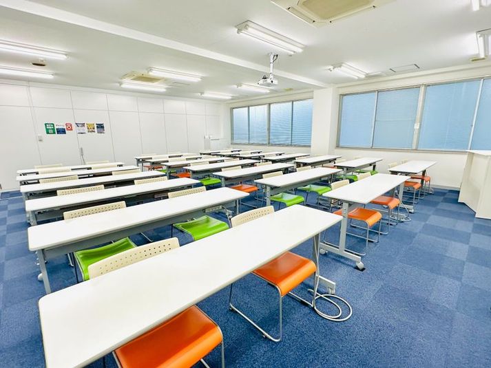 貸し会議室・コワーキングスペース【まなクル江坂】 貸し会議室ー大研修室（40名）【まなクル江坂】の室内の写真