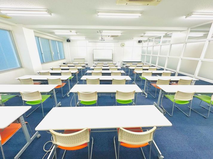 貸し会議室ー大研修室（40名）【まなクル江坂】 - 貸し会議室・コワーキングスペース【まなクル江坂】