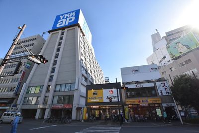新大阪駅東口出てすぐ！YKKapが目印のビルです。 - ユニゾーン新大阪911 新大阪駅前貸会議室・レンタルスペース「プレジール」の外観の写真