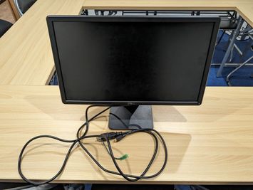 棚の上に置いてあるモニターは、ご自由にご利用いただけます。
端子はHDMIおよびD-subの2種類です。21インチです。 - 貸会議室Asagaya 会議室１の設備の写真