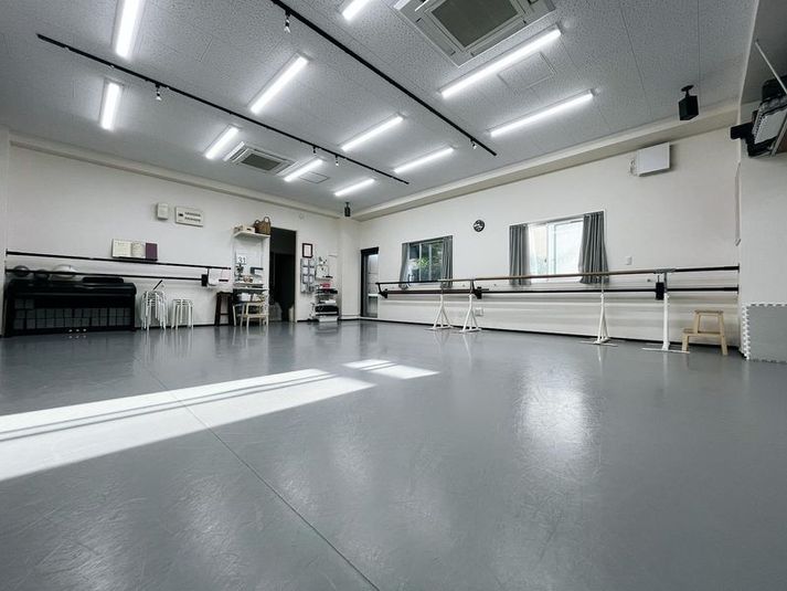 バレエバーも完備 - クロア第２スタジオ 本格ダンストレーニングができるレンタルスタジオの室内の写真