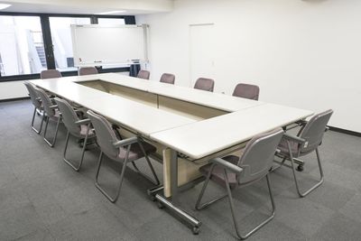 ロの字形式 - 新宿ビジネスルーム 貸会議室・レンタルスペースの室内の写真