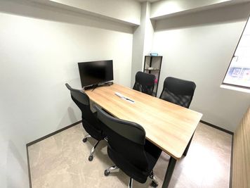 【赤坂見附駅すぐの会議室◎】30分440円／4名会議室＜RoomD＞ モニター有 ※予約時間前は入室不可 - いい会議室 赤坂見附