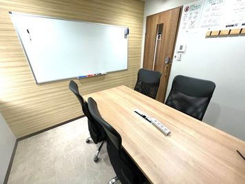 いい会議室 赤坂見附 【赤坂見附駅すぐの会議室◎】4名会議室＜RoomD＞ モニター有の室内の写真