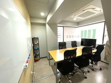 【赤坂見附駅すぐの会議室◎】30分550円／5名会議室＜RoomA＞ モニター有 ※予約時間前は入室不可 - いい会議室 赤坂見附