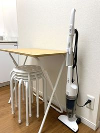 掃除機・スタッキングチェア（4脚）・作業台：ご自由にご利用ください - RundRond　-るんどろんど- キッチン付きレンタルスペース（多目的スペース）の設備の写真