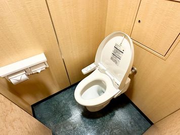 【男性用：個室×2、小便器×2】 - TIME SHARING 神谷町 32芝公園ビル 【閉店】Room Bの設備の写真