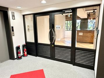 【TIME SHARING 神谷町 32芝公園ビル5F 共用扉】 - TIME SHARING 神谷町 32芝公園ビル 【閉店】Room Bの入口の写真