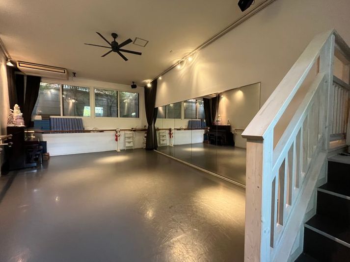 天井高3m - クロア第１スタジオ 隠れ家のような静かなレンタルスペースの室内の写真