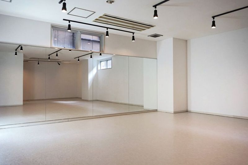 広々としたスペースで大人数のダンス・ヨガに！照明・音響・空調完備 - ダンススタジオマンチカン 鏡・音響・照明 ・ダンス用床 完備　レンタルスタジオの室内の写真