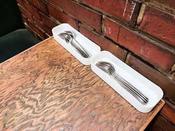 各テーブルにカトラリー備え付けています - NICO'S Cafe 小伝馬町駅すぐのレトロでオシャレなキッチン付きレンタルスペースの室内の写真